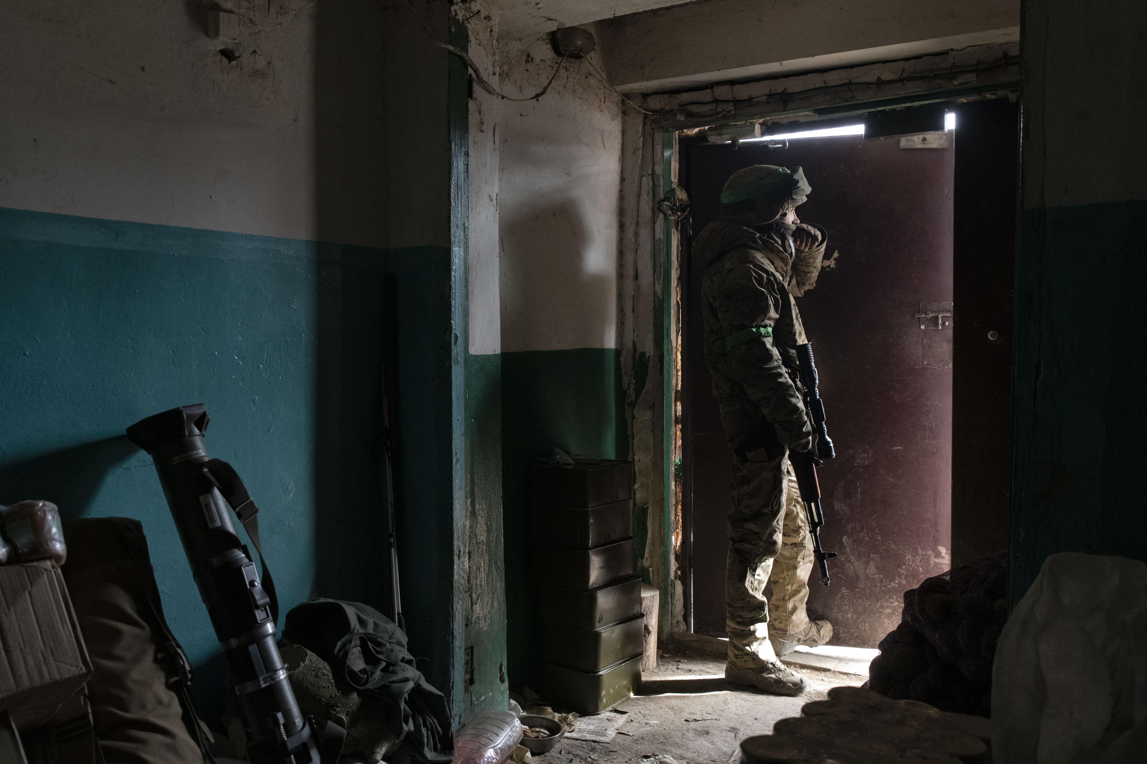 Antoni Lallican: Während Bachmut unter schwerem russischem Beschuss steht, wartet der ukrainische Soldat Yuri am 24. Februar 2023 in einem unterirdischen Schutzraum im Stadtzentrum, bis sich die Lage beruhigt.