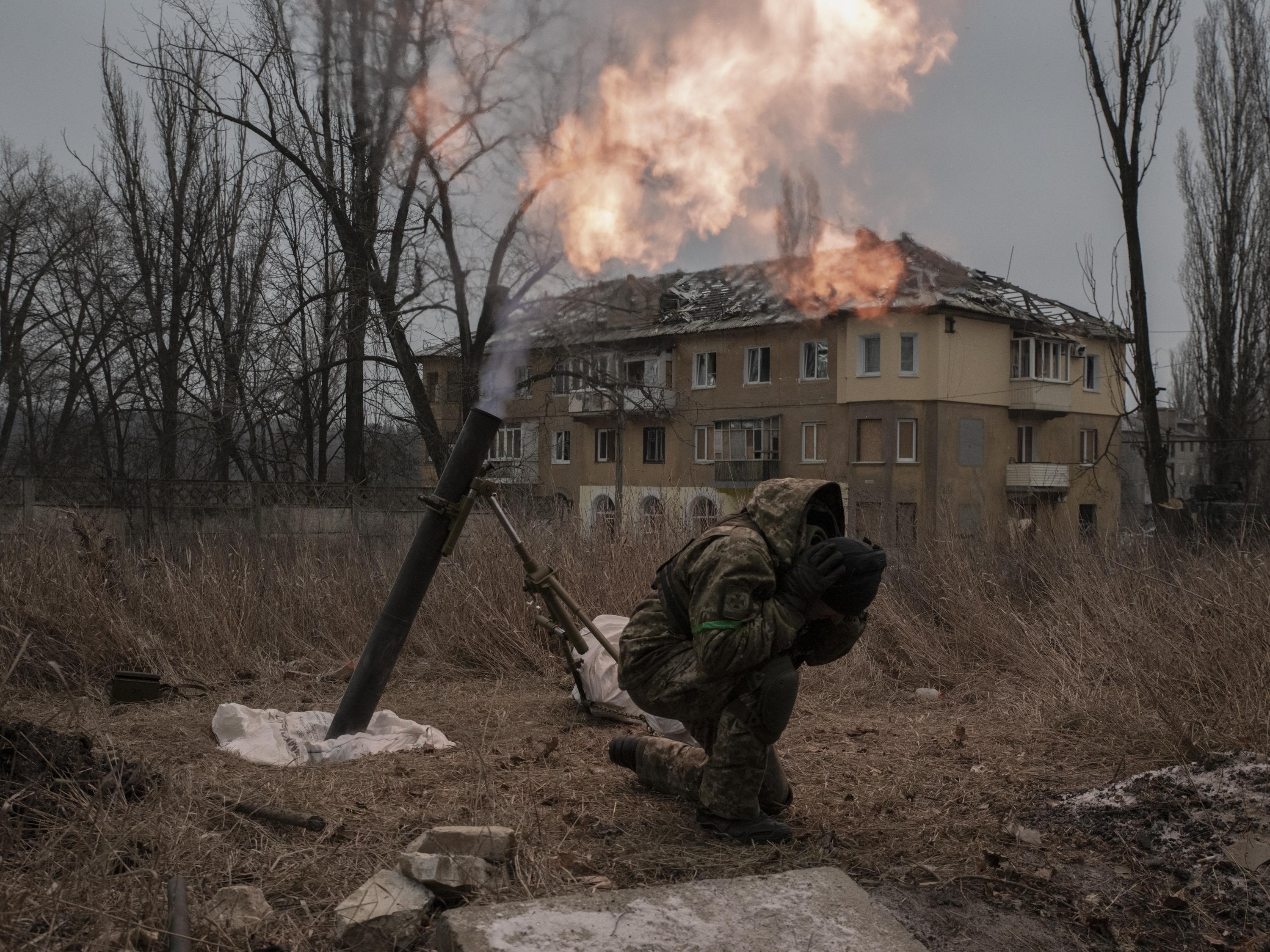 Antoni Lallican: Ein Soldat der ukrainischen Nationalgarde feuert am 15. Januar 2023 im Zentrum von Bachmut mit einem iranischen 120-mm-Mörser auf russische Stellungen im Osten der Stadt.
