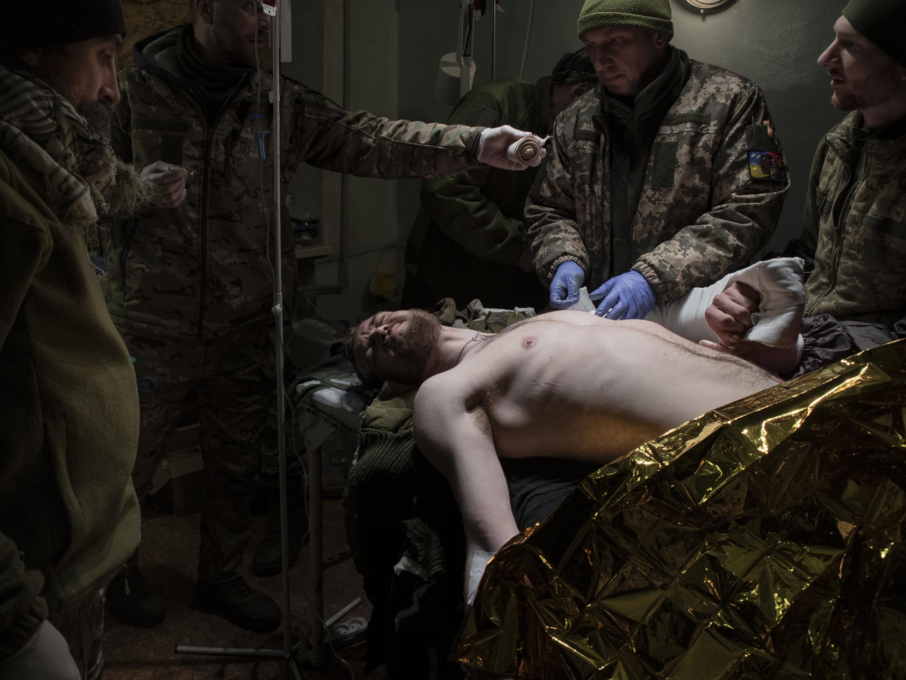 Antoni Lallican: Ein medizinisches Team versorgt einen ukrainischen Soldaten, der sich am selben Tag eine Schulterverletzung zugezogen hat, in einem Feldlazarett in der Stadt Toretsk. Donbass, 9. Januar 2023.