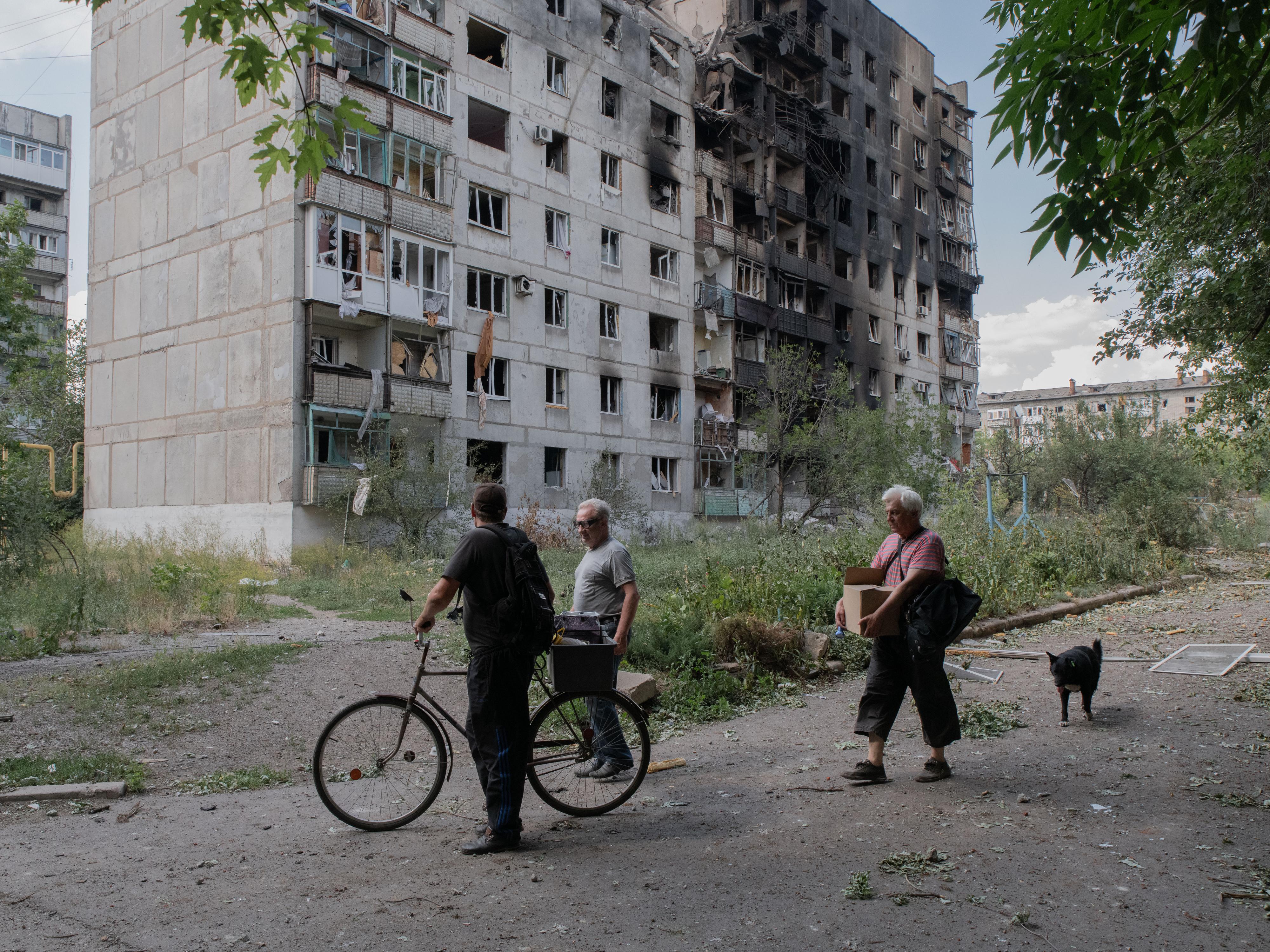 Antoni Lallican: Zivilisten gehen am 1. Juli 2024 durch den Hinterhof beschädigter Gebäude im Zentrum von Toretsk, die bei russischen Angriffen zerstört wurden.