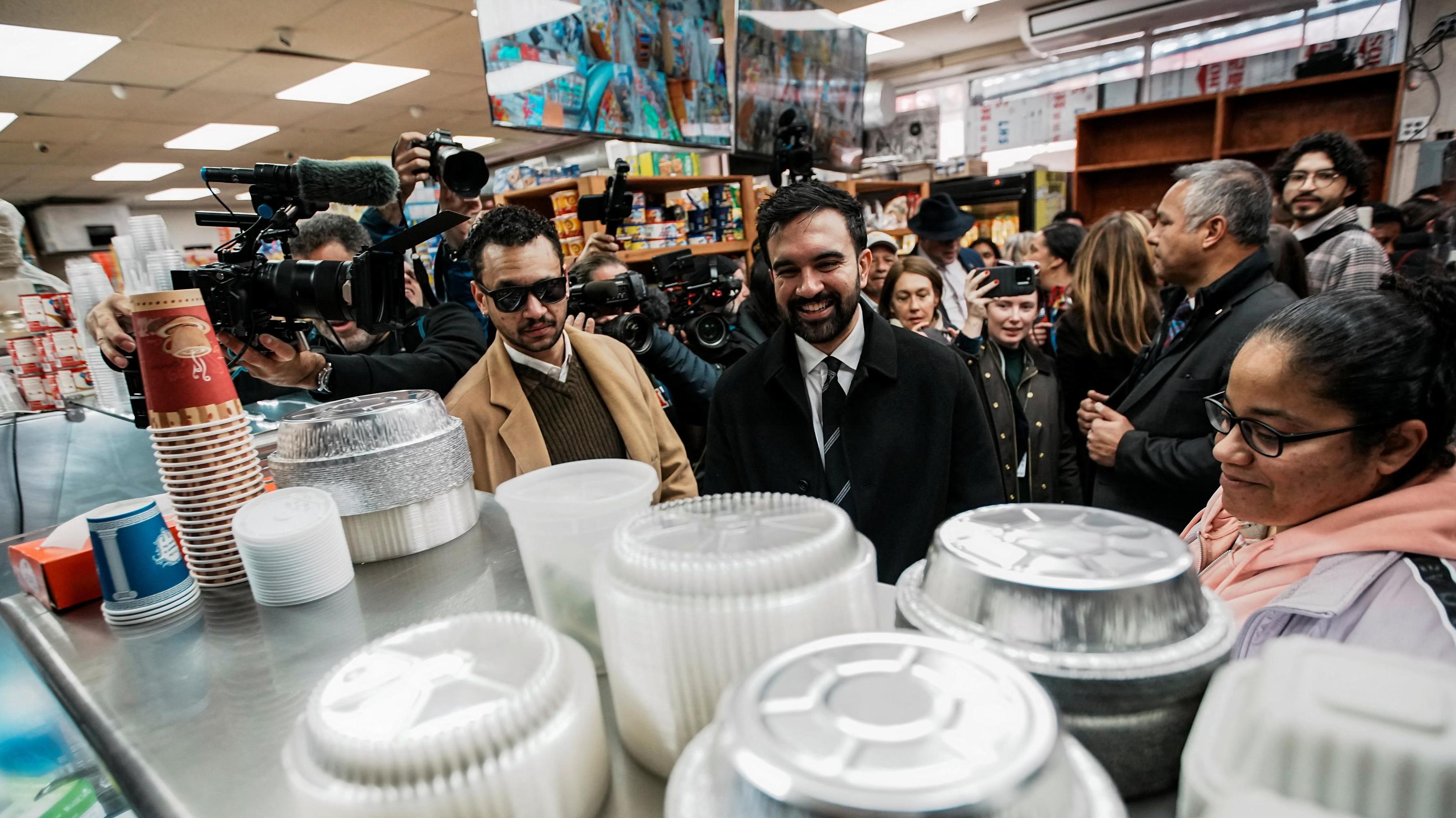 Zohran Mamdani: Zohran Mamdani in einem Lebensmittelladen in der Bronx – der demokratische Kandidat will subventionierte Supermärkte in New York errichten lassen.