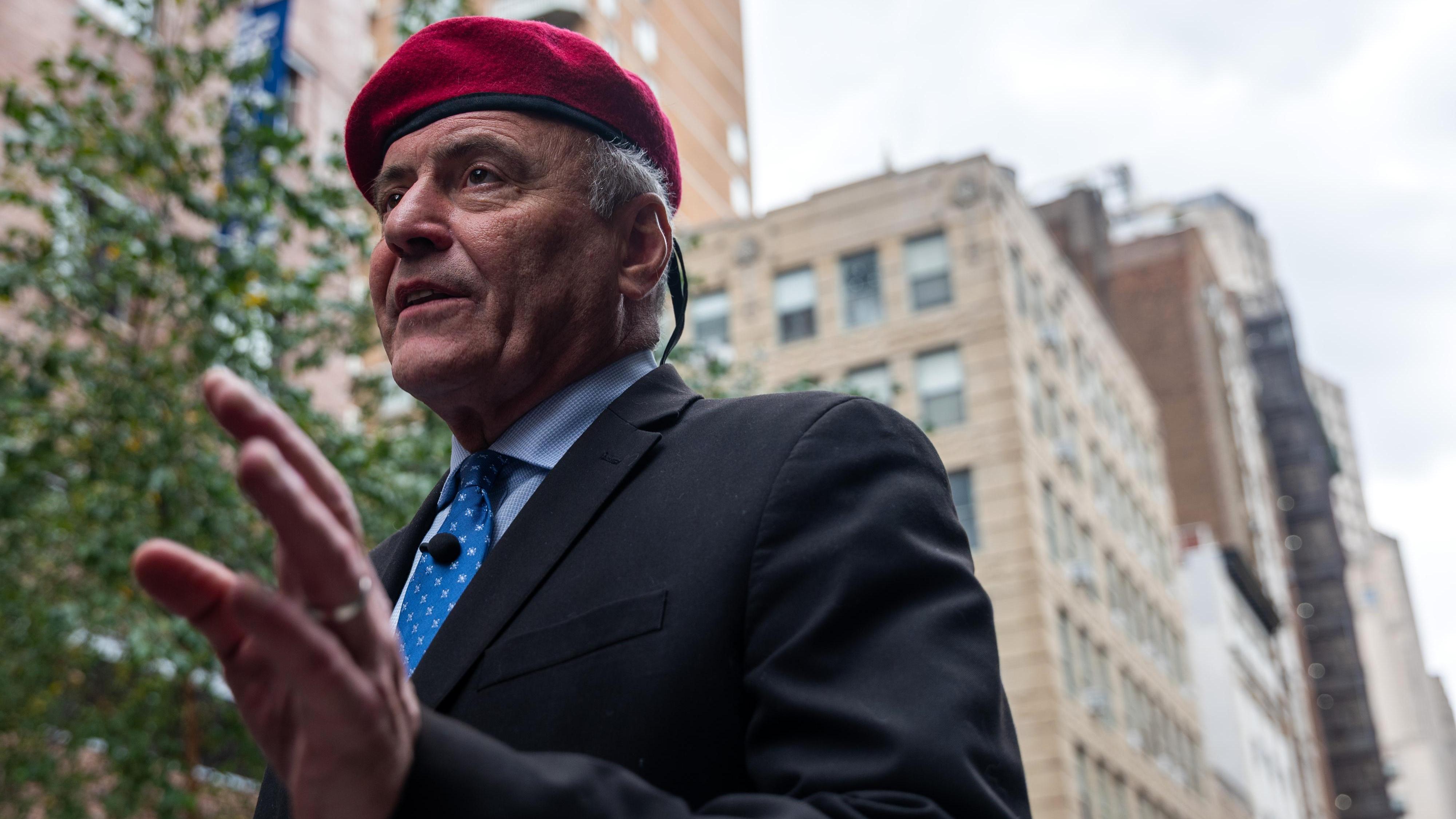 Zohran Mamdani: Der republikanische Kandidat für die Bürgermeisterwahl in New York: Curtis Sliwa will die Stadt mit 7.000 neuen Polizisten sicherer machen und New York vom Müll befreien.