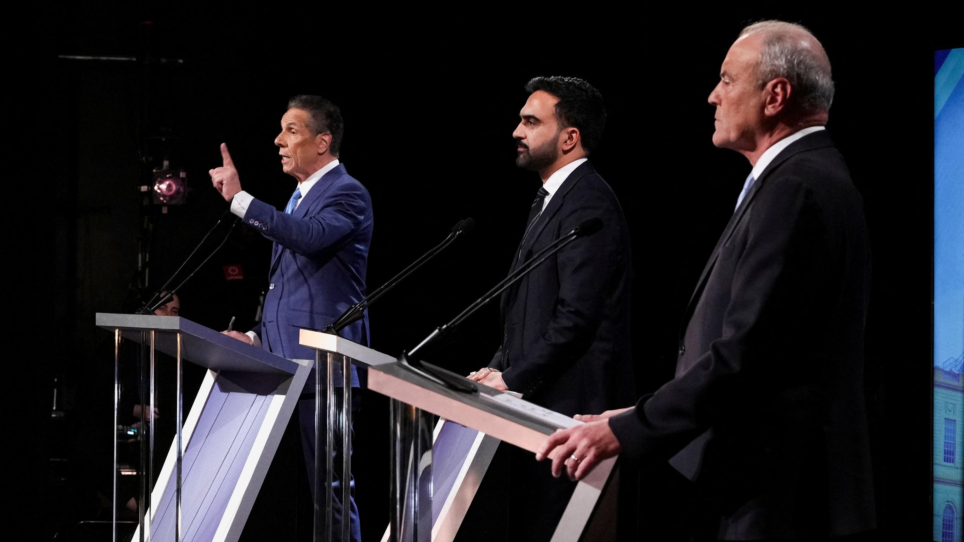Zohran Mamdani: Die drei aussichtsreichsten Kandidaten für das Amt des Bürgermeisters von New York (von links nach rechts): Andrew Cuomo (unabhängig), Zohran Mamdani (Demokratische Partei) und Curtis Sliwa (Republikaner) bei ihrer zweiten TV-Debatte