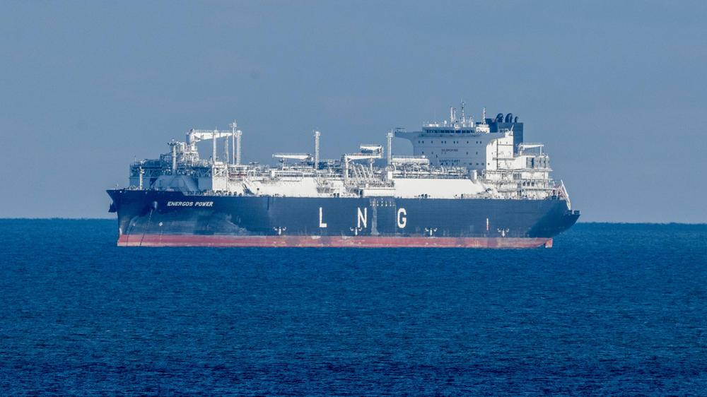  Ein Regasifizierungsschiff liegt vor der Küste der Insel Rügen. Demnächst könnten russische Gasimporte in die EU verboten werden.