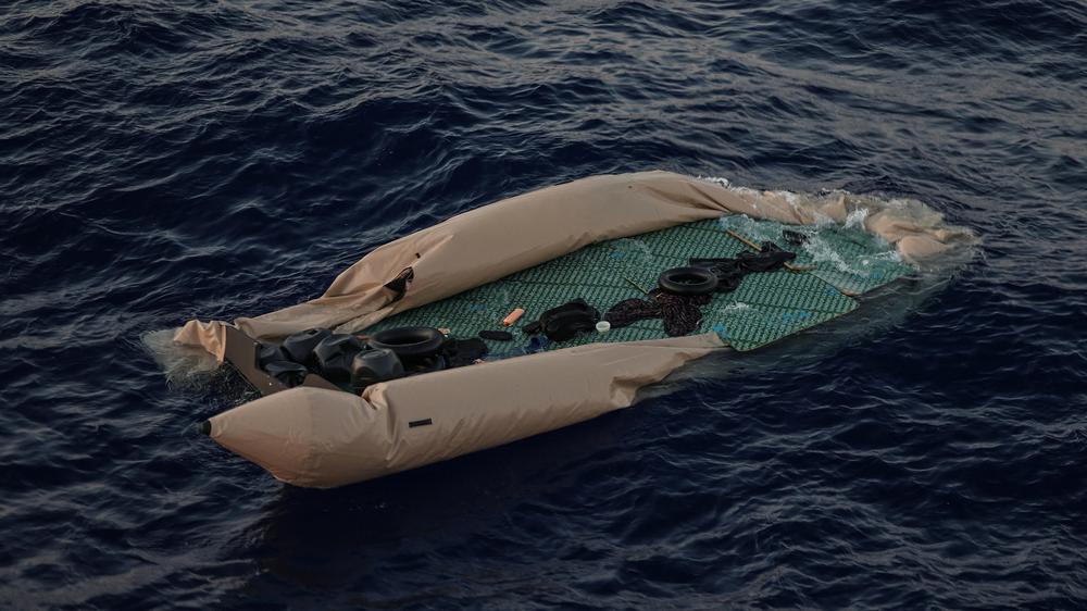  Ein von Migranten benutztes Schlauchboot treibt auf dem Mittelmeer.