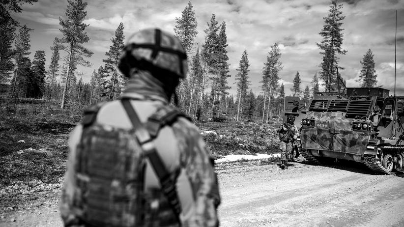 Schutz vor hybriden Angriffen: Soldaten der finnischen Armee marschieren während der Übung Lightning Strike 22 in Rovajarvi, Finnland, in der Nähe eines Raketenwerfers.