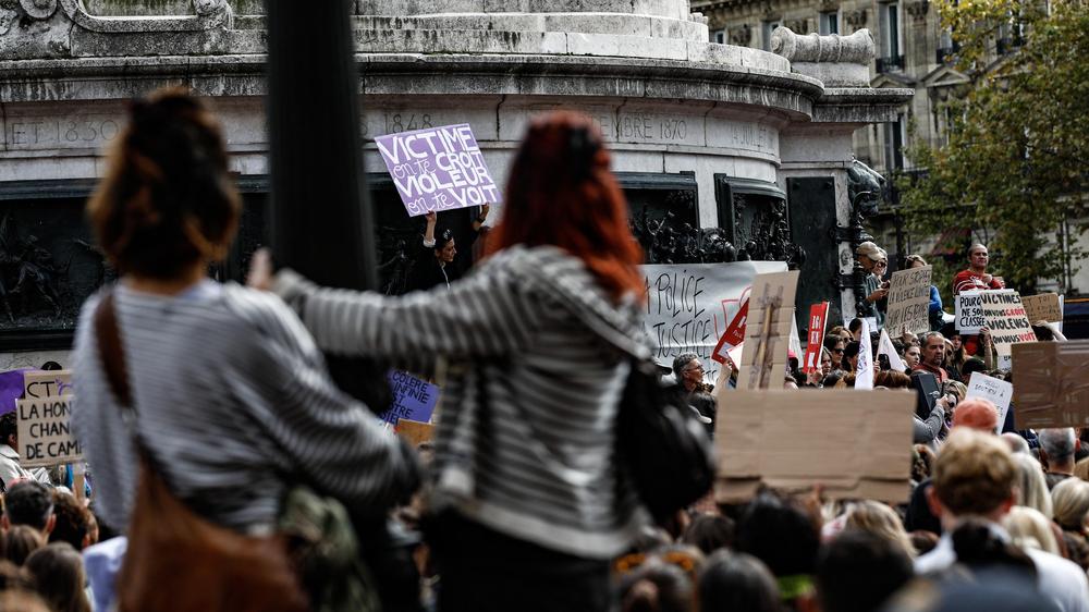 Zahlreiche Menschen demonstrierten in Frankreich aus Solidarität mit Gisèle Pelicot, die dort zur Symbolfigur für Opfer sexueller Gewalt geworden ist.
