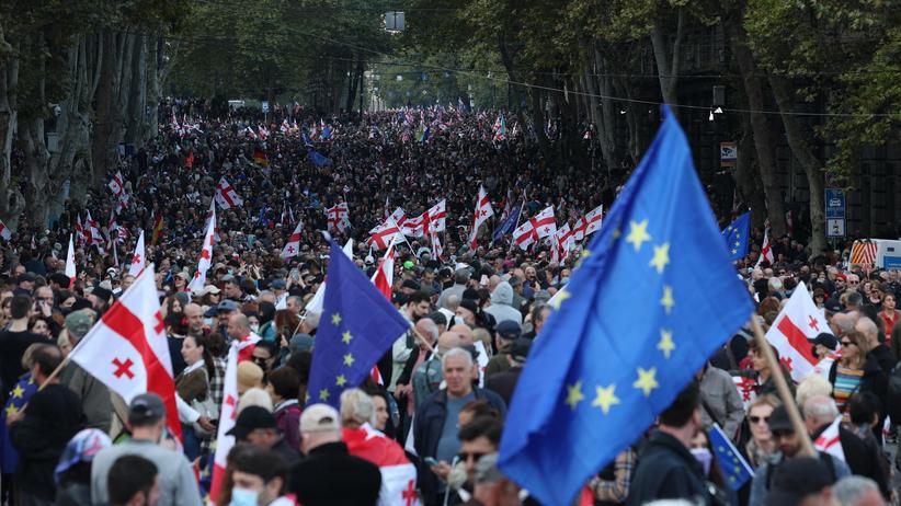 Proteste in Georgien: Demonstrierende in der georgischen Hauptstadt Tiblissi