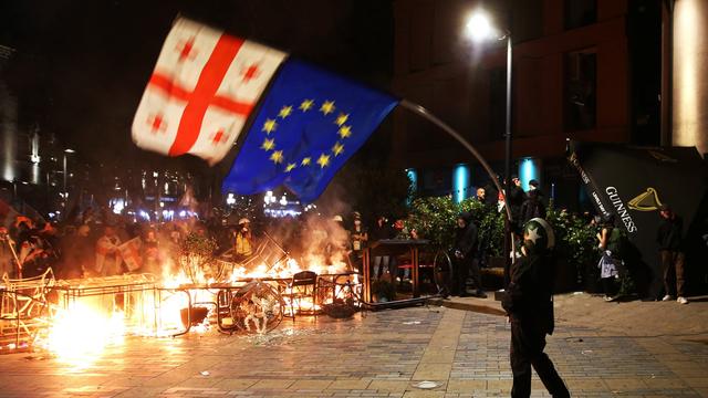 Proteste in Georgien: Zehntausende protestieren gegen prorussische Regierung in Georgien