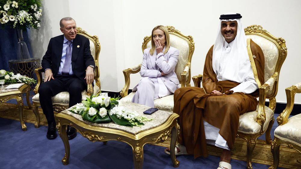Gipfeltreffen in Scharm al-Scheich: Von links: der türkische Präsident Erdoğan, Italiens Premierministerin Meloni, der katarische Scheich Al Thani in Scharm al-Scheich. Das diplomatische Schaulaufen ist ein Erfolg für Ägypten.