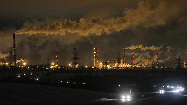 Ukrainekrieg: Behörden melden Großbrand in wichtiger russischer Ölraffinerie