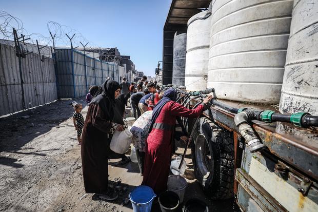 Humanitäre Lage in Gaza: Die Wasserversorgung in Gaza ist zerstört. Die Menschen sind auf Kanister angewiesen.