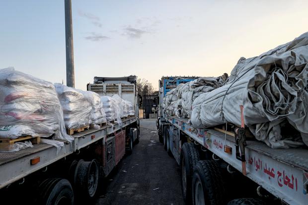 Humanitäre Lage in Gaza: Zelte und Nahrung: Lkw bringen die wichtigsten Güter ins Konfliktgebiet.