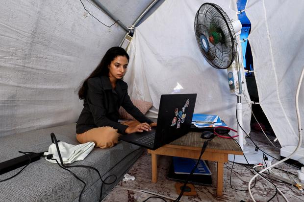 Humanitäre Lage in Gaza: Studieren im Flüchtlingslager: Für viele Menschen in Gaza ist der Notstand längst normaler Alltag.