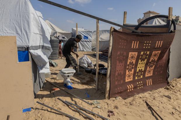 Humanitäre Lage in Gaza: Ein Palästinenser baut sich eine Unterkunft auf. Viele in dem Küstenstreifen wurden während des Krieges mehrfach vertrieben.