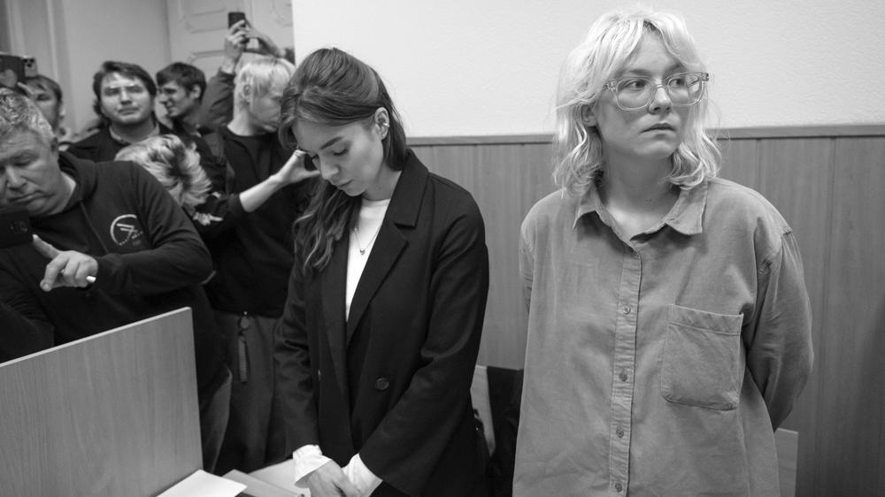  Diana Loginowa (rechts) singt in Russland verbotene Lieder gegen den Krieg.