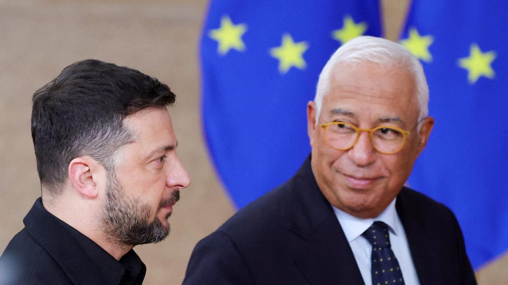  Wolodymyr Selenskyj, Präsident der Ukraine, und António Costa, Präsident des Europäischen Rates, am Donnerstag auf dem EU-Gipfel in Brüssel