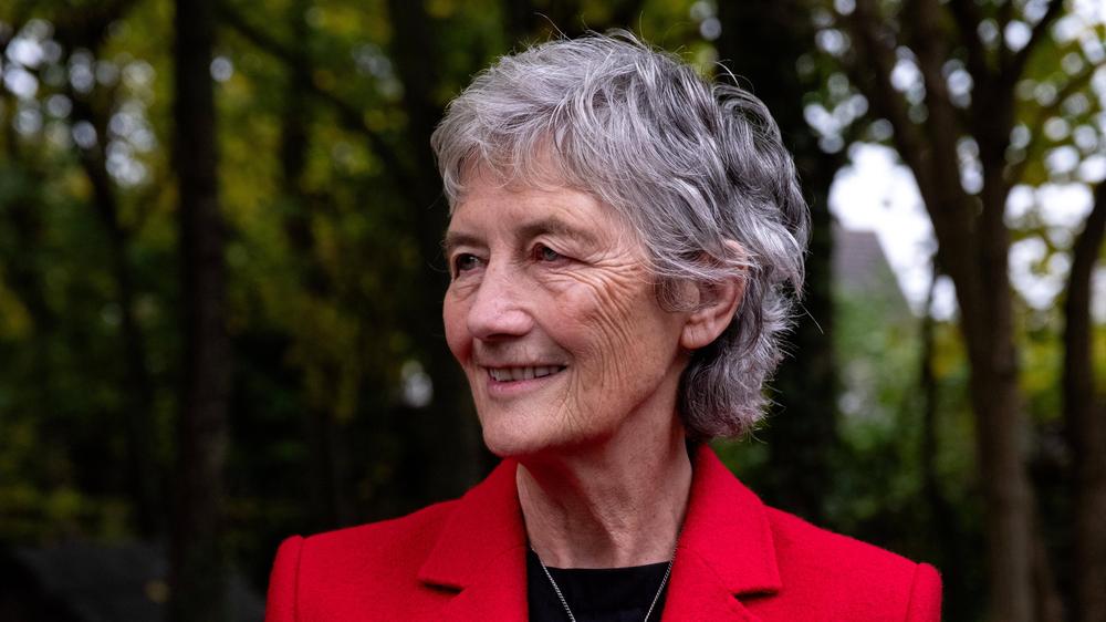  Die 68-jährige Catherine Connolly ist parteilos, wird aber von mehreren linksgerichteten Parteien unterstützt.
