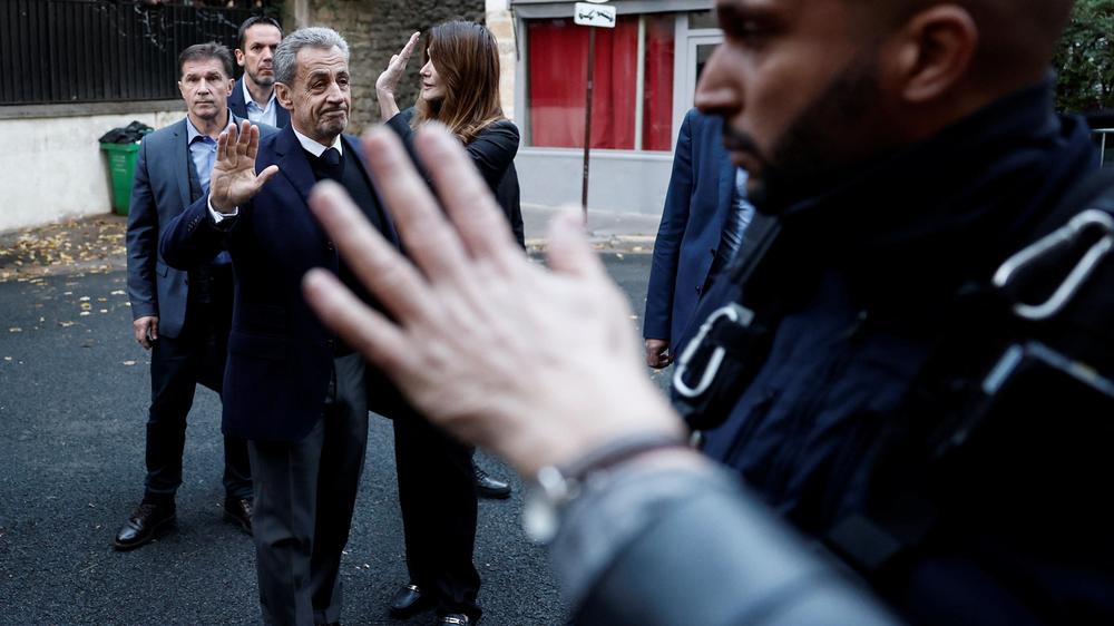  Frankreichs ehemaliger Präsident Nicolas Sarkozy winkt am Dienstag beim Verlassen des Hauses seinen dort versammelten Anhängern.