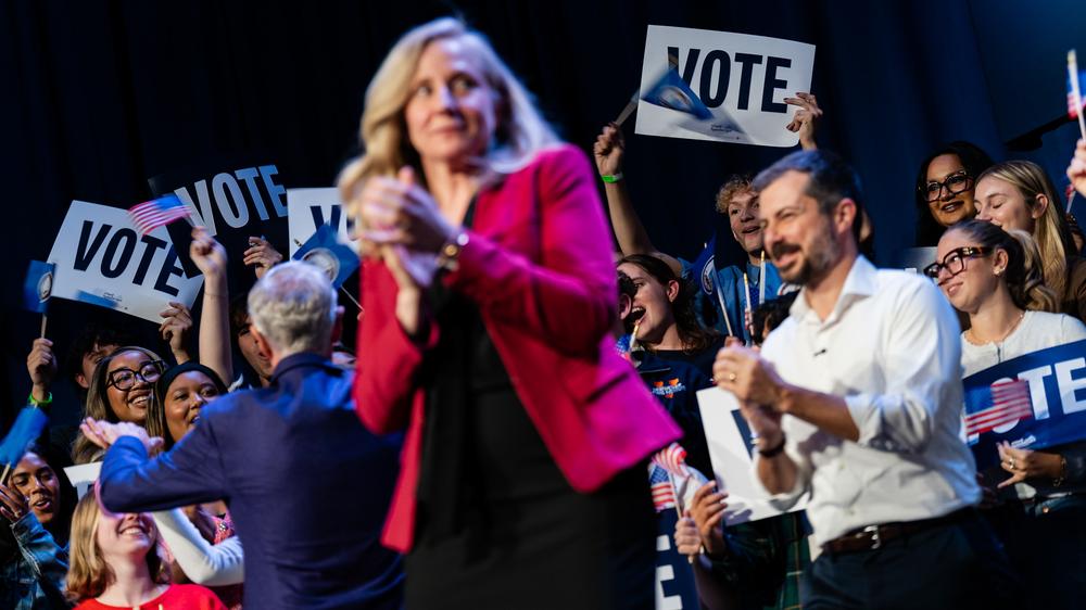  Virginias Gouverneurskandidatin Abigail Spanberger und der frühere Präsidentschaftsbewerber Pete Buttigieg bei einem Wahlkampf-Event in Charlottesville