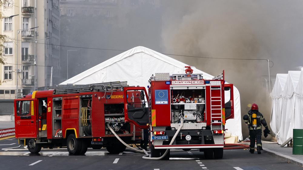  Einsatzkräfte der Feuerwehr bekämpfen den Brand, der infolge des Angriffs ausgebrochen sein soll.