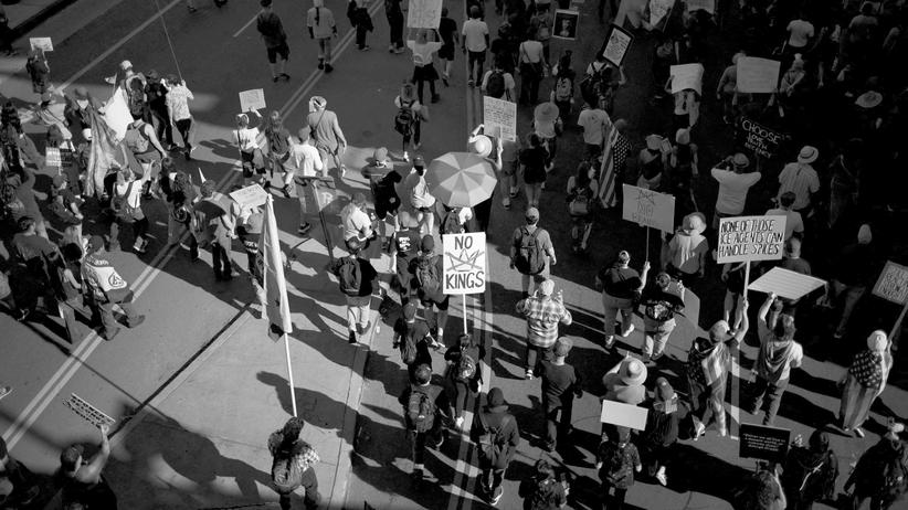 Proteste gegen Trump: No-Kings-Demonstration am 18. Oktober 2025 in Los Angeles