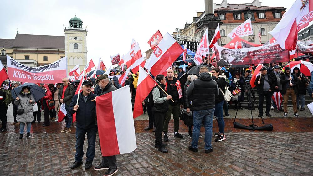 Europäische Union: Teilnehmer während der von der rechtskonservativen Oppositionspartei PiS organisierten Demonstration gegen irreguläre Migration auf dem Warschauer Schlossplatz.