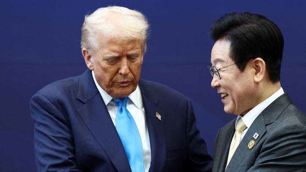  US-Präsident Donald Trump und der südkoreanische Präsidente Lee Jae Myung haben ein Handelsabkommen finalisiert.
