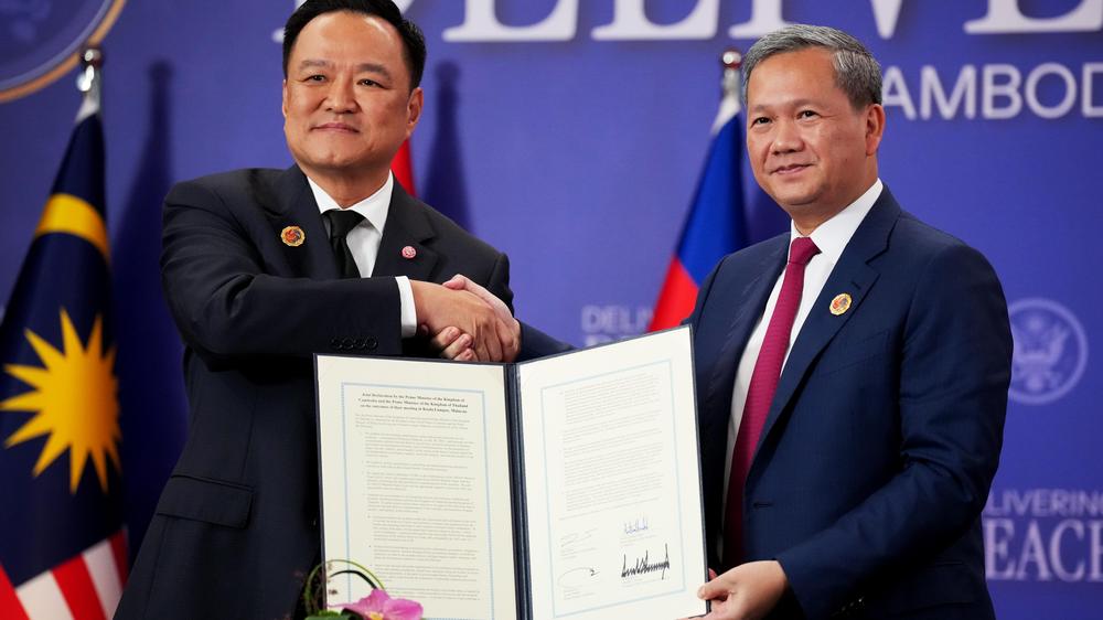 Südostasien: Thailands Premierminister Anutin Charnvirakul und Kambodschas Regierungschef Hun Manet nach der Unterzeichnung des Friedensabkommens in Kuala Lumpur