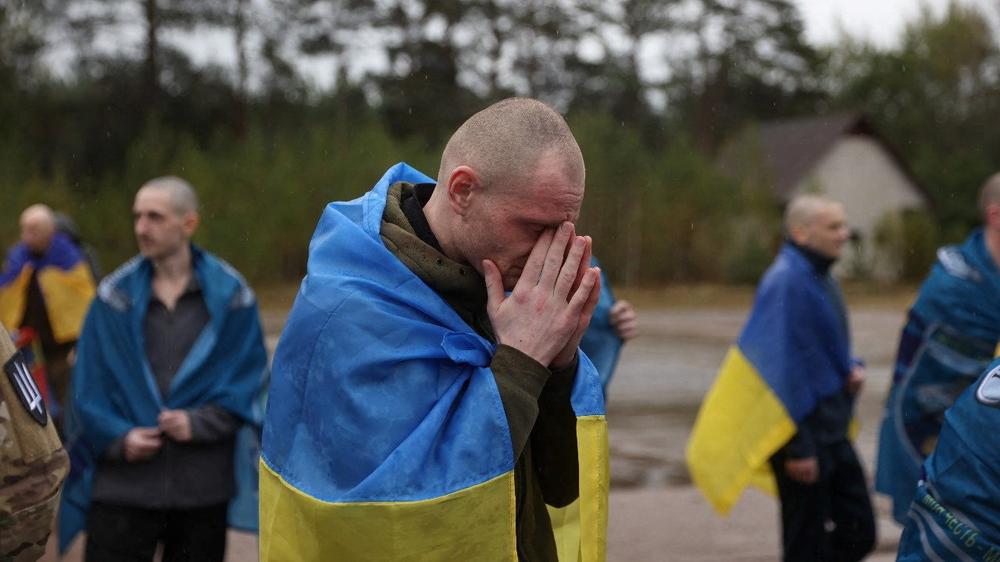  Der Austausch von gefangenen und getöteten Soldaten gehört zu den wenigen Bereichen, in denen Russland und die Ukraine zusammenarbeiten. Das Bild zeigt ukrainische Kriegsgefangene, die Anfang Oktober freigelassen wurden.