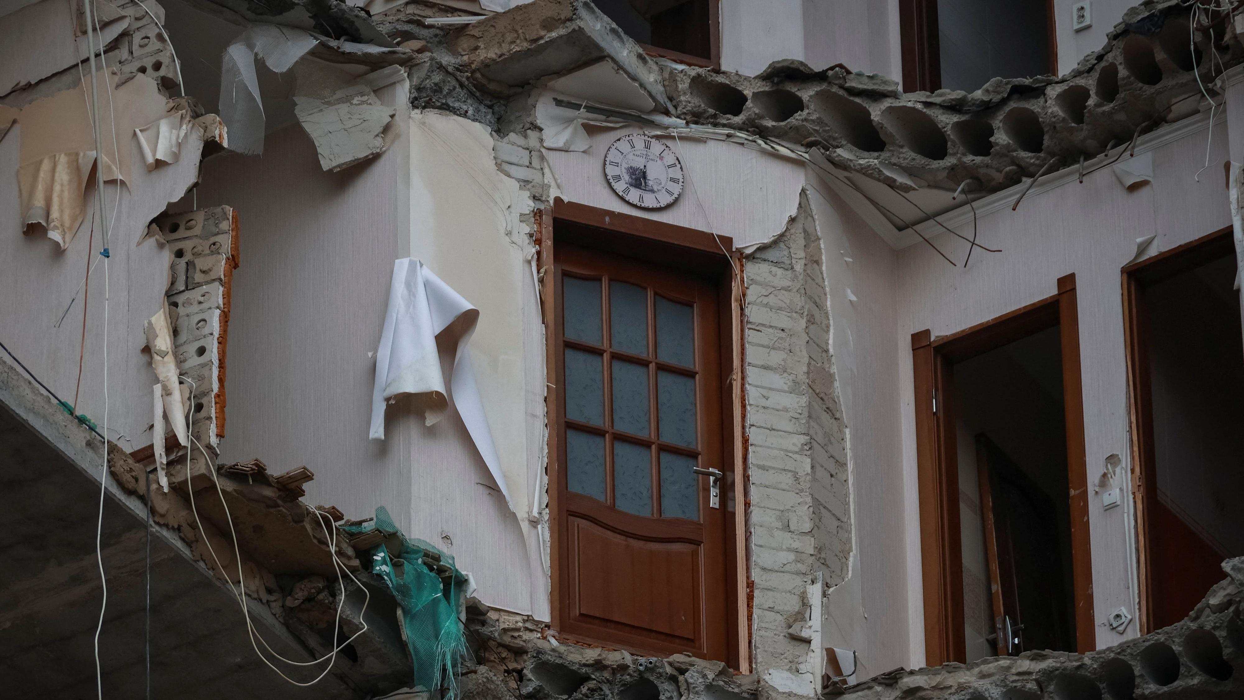 Lage in der Ukraine: 2. Oktober 2025: Zerstörtes Wohngebäude in Cherson nach einem russischen Angriff.