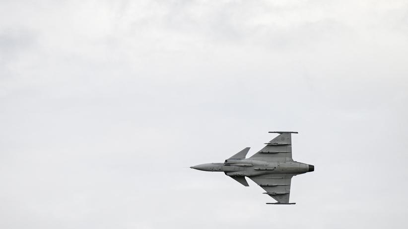 Lage in der Ukraine: Gripen-E-Kampfjet über dem schwedischen Flughaben Linköping bei der Ankunft von Wolodymyr Selenskyj in Schweden am 22. Oktober