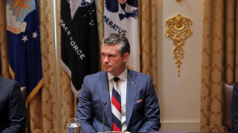Lage in der Ukraine: US-Verteidigungsminister Pete Hegseth bei einem Treffen zwischen Donald Trump und Wolodymyr Selenskyj im Weißen Haus am 17. Oktober