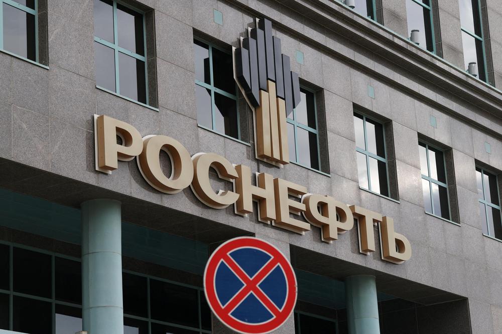 Lage in der Ukraine: Rosneft-Logo auf einem Bürogebäude in Moskau