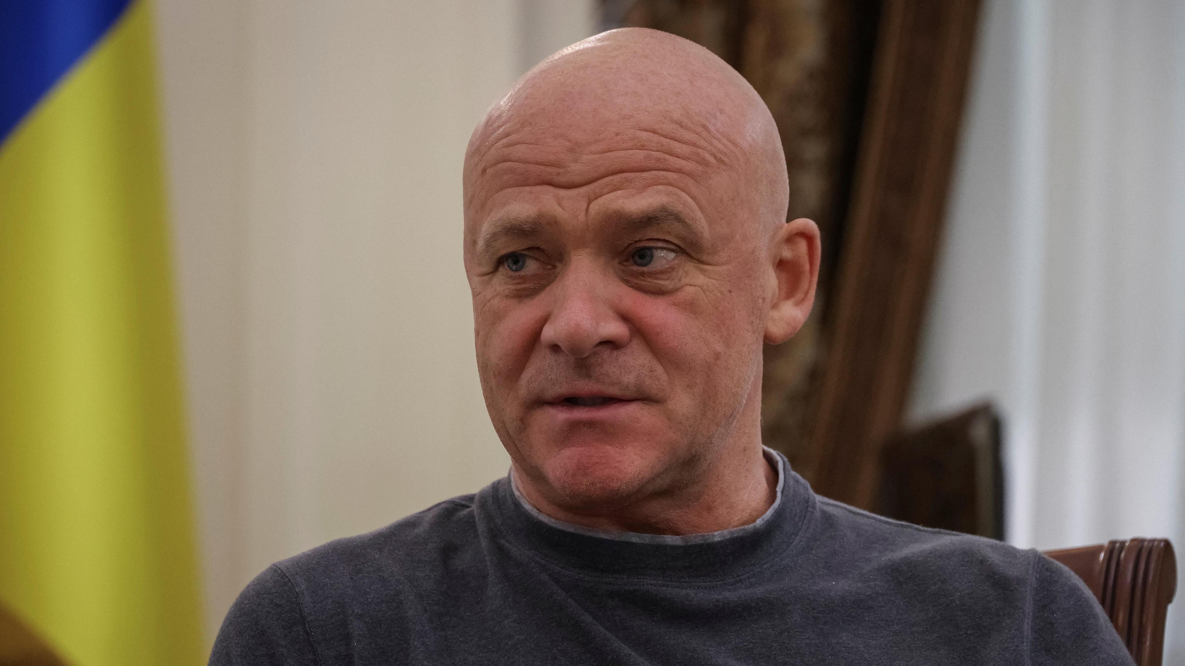 Hennadij Truchanow in einem Büro. Ukrainische Flagge im Hintergrund.