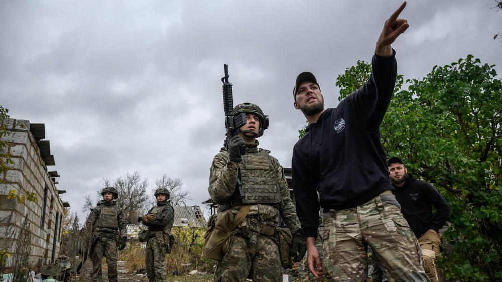  Ukrainische Soldaten während einer Trainingseinheit im Osten des Landes. US-Präsident Trump hatte gefordert, die Kämpfe entlang des aktuellen Frontverlaufs zu beenden.