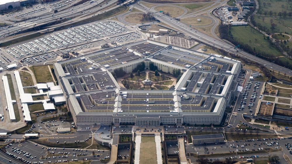  Das US-Verteidigungsministerium Pentagon hat ein neues Pressekorps vorgestellt, nachdem mehr als 40 etablierte Journalisten aus Protest über neue Berichterstattungsregeln abgetreten waren.