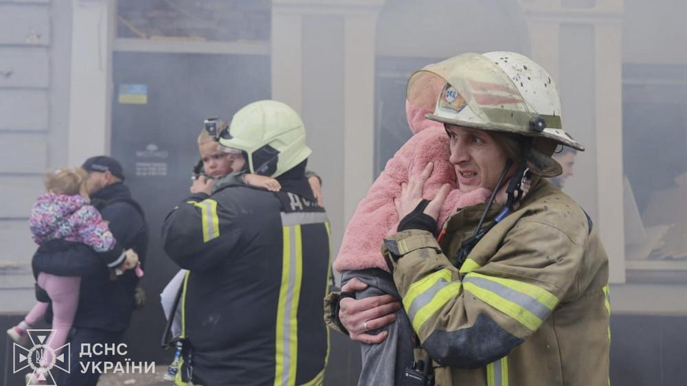  Ukrainische Rettungskräfte kümmern sich um Kinder, die sie nach einem russischen Drohnenangriff auf einen Kindergarten in Charkiw am 22. Oktober gerettet haben.