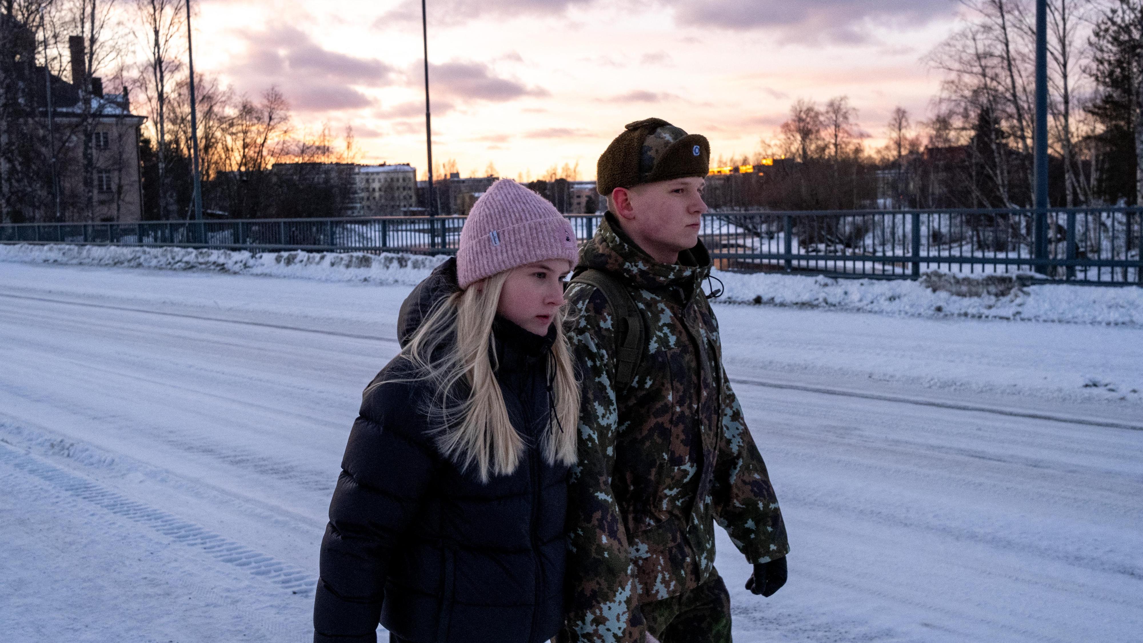 Wehrpflicht in Europa: Ein junger finnischer Soldat auf Urlaubsbesuch – der Militärdienst hat durch die russische Aggression in unmittelbarer Nähe wieder an Bedeutung gewonnen.