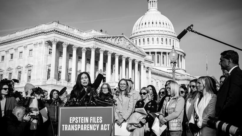 Epstein-Akten: Haley Robson, ein Opfer von Jeffrey Epstein, spricht vor dem US-Kapitol in Washington, D. C.