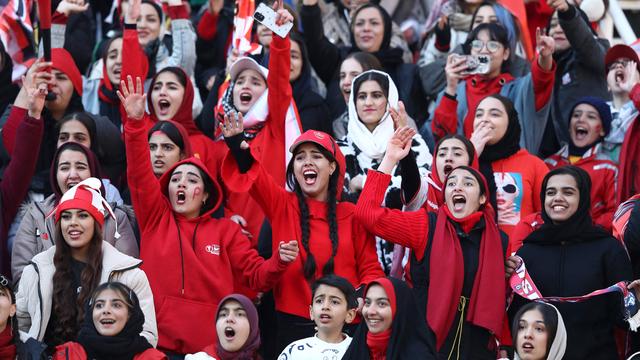 Frauen im Iran: Iran erlaubt Frauen Besuch von Fußballspiel in Stadion