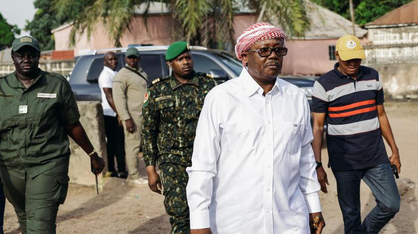 Guinea-Bissau: Der amtierende Präsident von Guinea-Bissau Umaro Sissoco Embaló (Mann im Vordergrund)