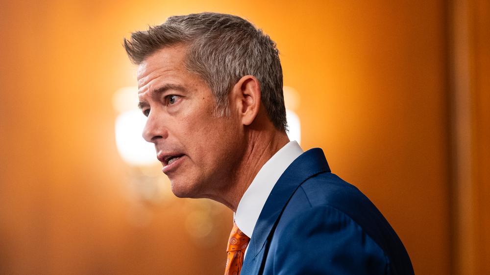  Der Verkehrsminister der Vereinigten Staaten, Sean Duffy, warnt vor massiven Einschränkungen im US-Luftraum.