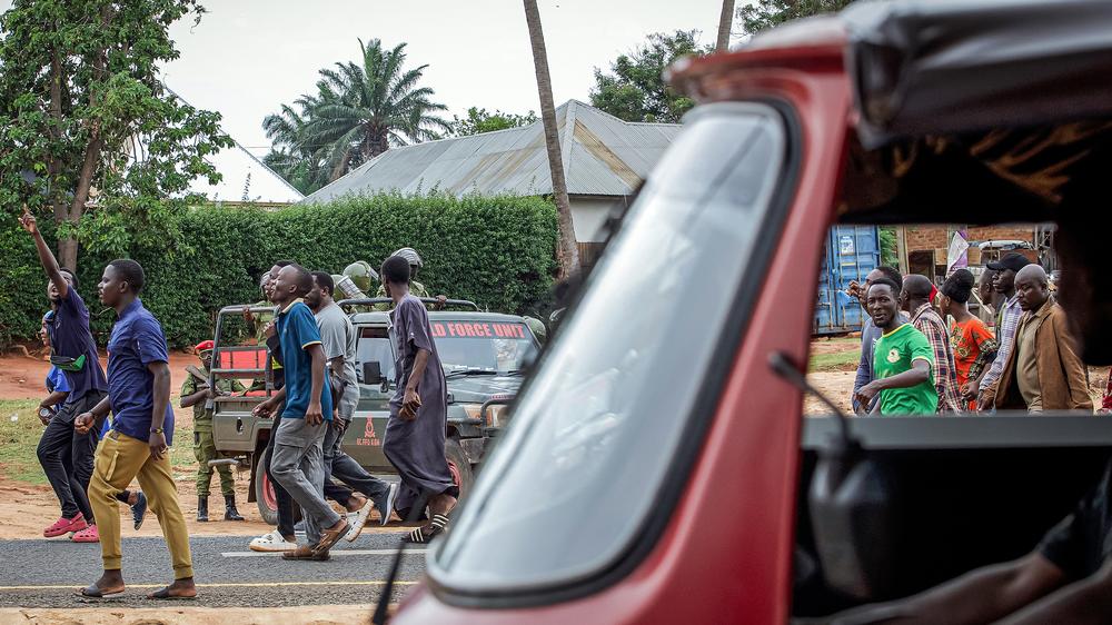  Die Polizei macht die Opposition für die gewaltsamen Proteste verantwortlich.