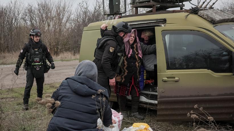 Lage in der Ukraine: Polizisten evakuieren Einwohner der Stadt Huljajpole. Russlands Truppen kommen ihr inzwischen auch vom Osten her gefährlich nahe.