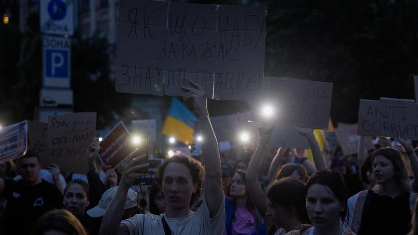 Lage in der Ukraine: Proteste gegen Selenskyjs Versuch vom Juli, die Antikorruptionsbehörden Nabu und Sapo zu entmachten. Jetzt belasten deren Ermittlungen einen früheren Geschäftspartner des Präsidenten.