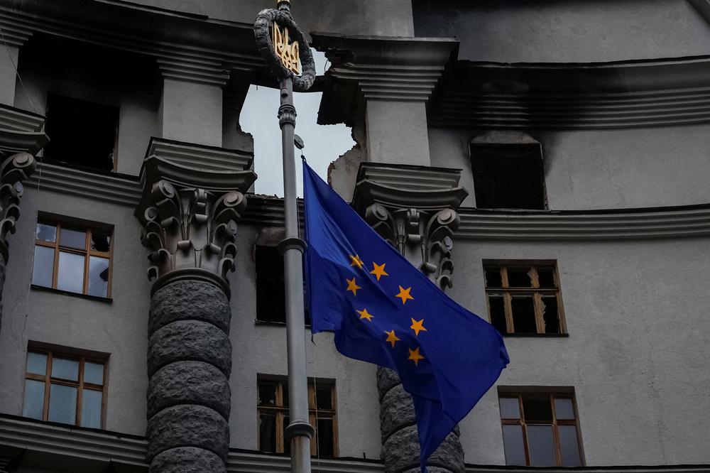 Lage in der Ukraine: EU-Flagge vor dem Sitz des ukrainischen Ministerkabinetts nach einem russischen Drohnenangriff auf das Regierungsgebäude in Kyjiw Anfang September