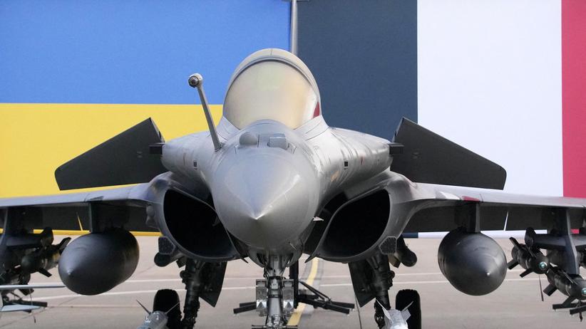 Lage in der Ukraine: Rafale-Kampfjet bei einem Treffen von Emmanuel Macron und Wolodymyr Selenskyj in der Nähe von Paris