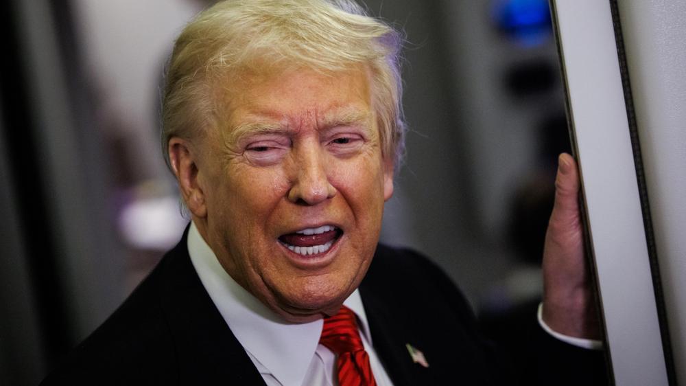  US-Präsident Donald Trump spricht mit Journalisten an Bord der Air Force One.