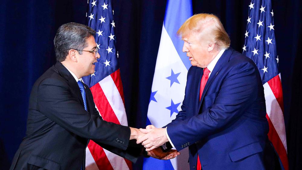  Der Präsident von Honduras, Juan Orlando Hernández, beim Handshake mit Donald Trump während dessen erster Amtszeit
